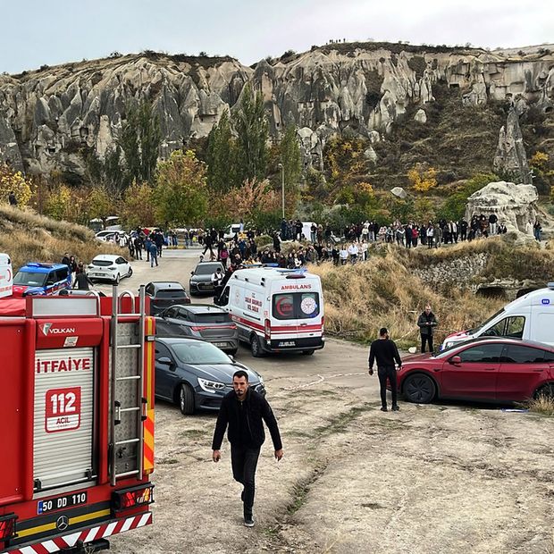 Equipos de emergencia cerca de la formación rocosa en Capadocia, Turquía
